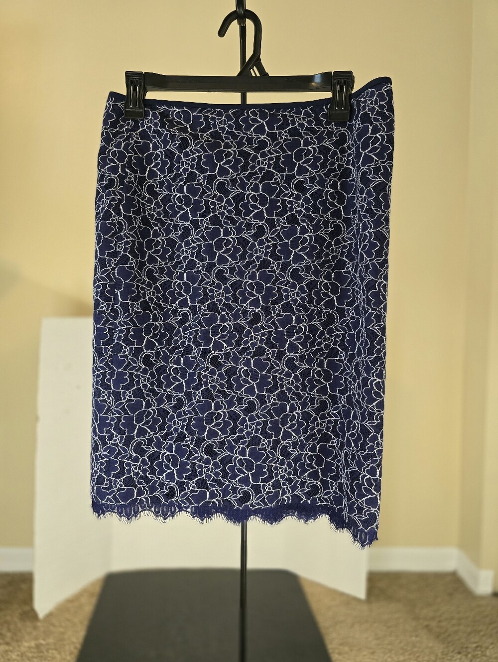 $248 DVF Diane von Furstenberg Navy and white Lace Pencil Skirt Size 6